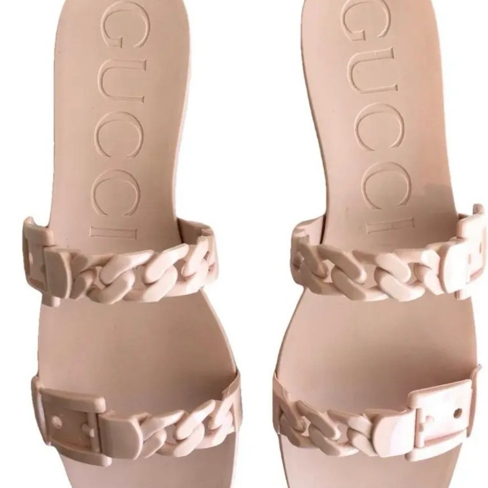New in box Gucci Women's Pink Chain Rubber Sandals made in Italy